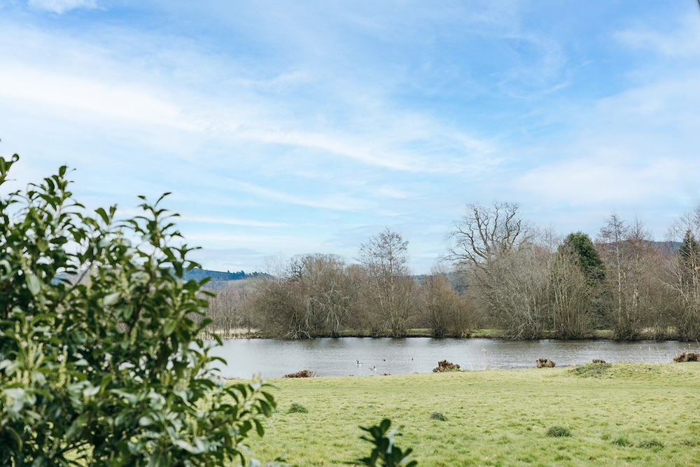 Serene 2-bedroom Cottage in Dorrington, No Deposit