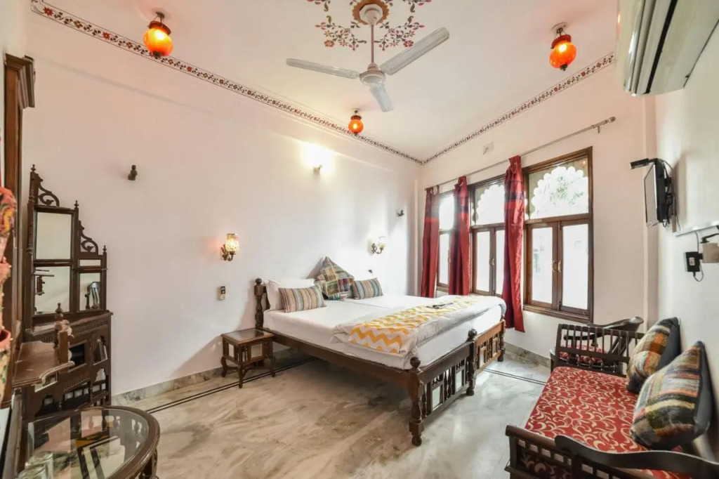 Hotel Devraj Niwas on Lake Pichola