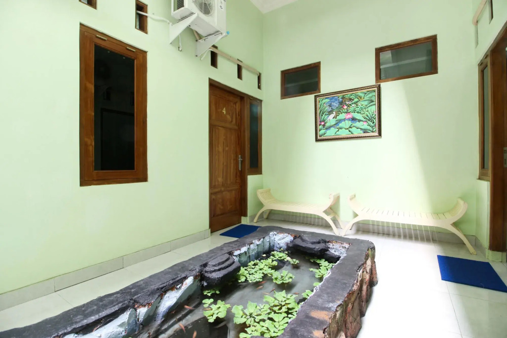 RedDoorz Plus near Taman Sari
