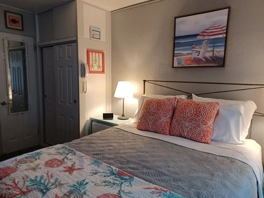 Tropic Terrace #49 - Beachfront Rental Studio Bedroom Condo by Redawning