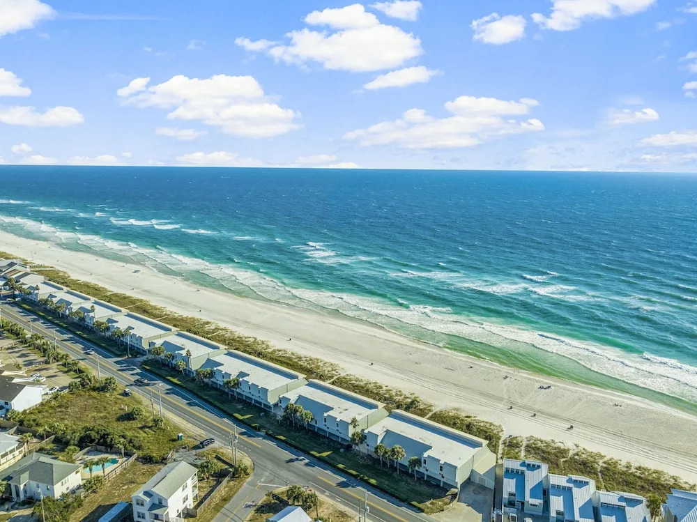 3br, 3BA Beachfront Townhome! Sleeps 11! Ocean View! Steps to the Beach!
