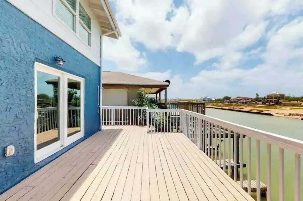 Cozy Waterfront With Deck