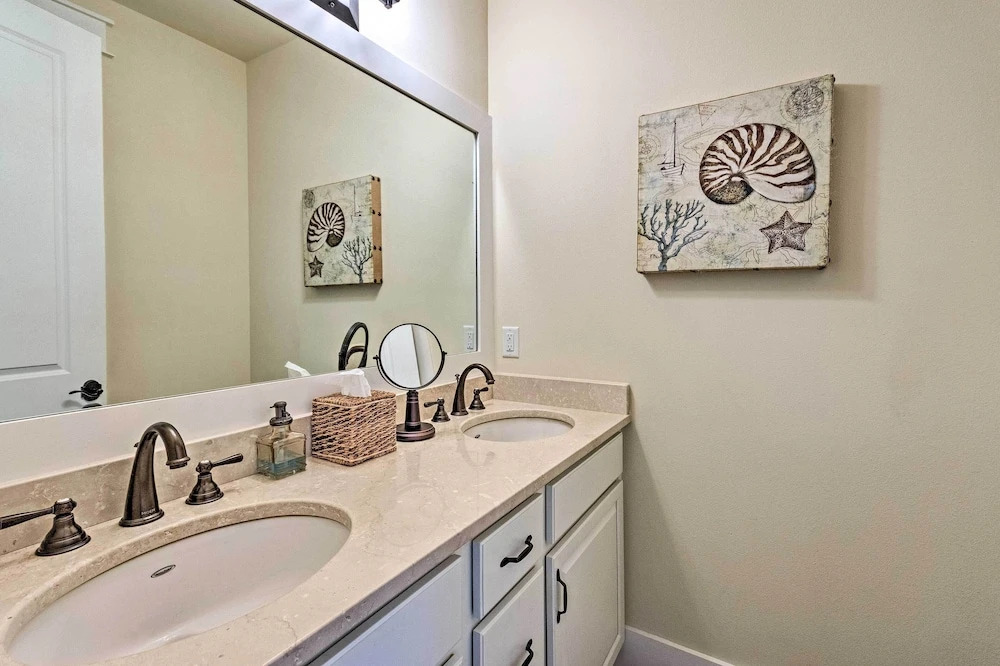 Beach Oasis w/ Pool Access, ~ 1 Mi to Shore!