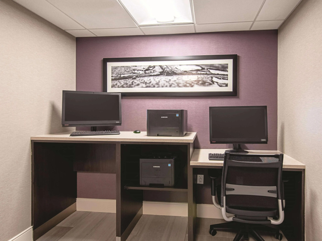 La Quinta Inn & Suites by Wyndham Portland DT Maine Med
