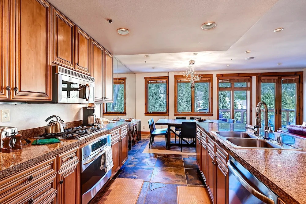 Luxury 4bdr Ski In-out /premium Amenities 4 Bedroom Condo by RedAwning