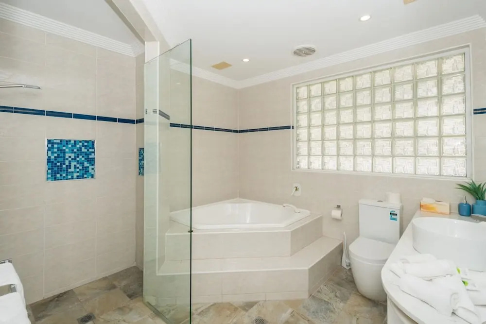Edgewater on Chevron Waterfront 5 Bedroom Deluxe House Central Surfers