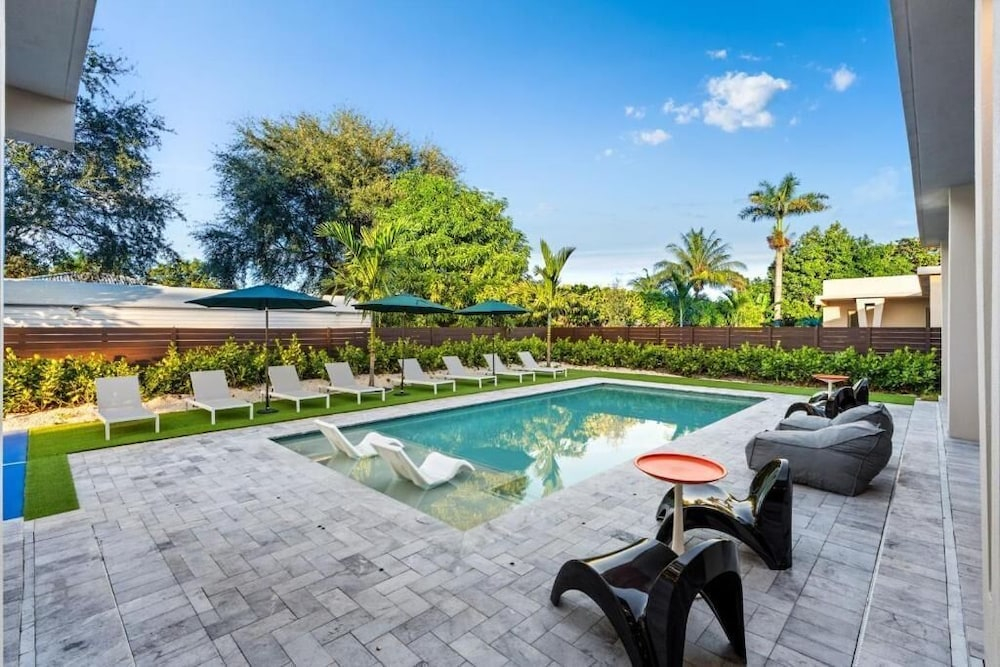 Miami Ultra Villa w Pool by Glam Homes