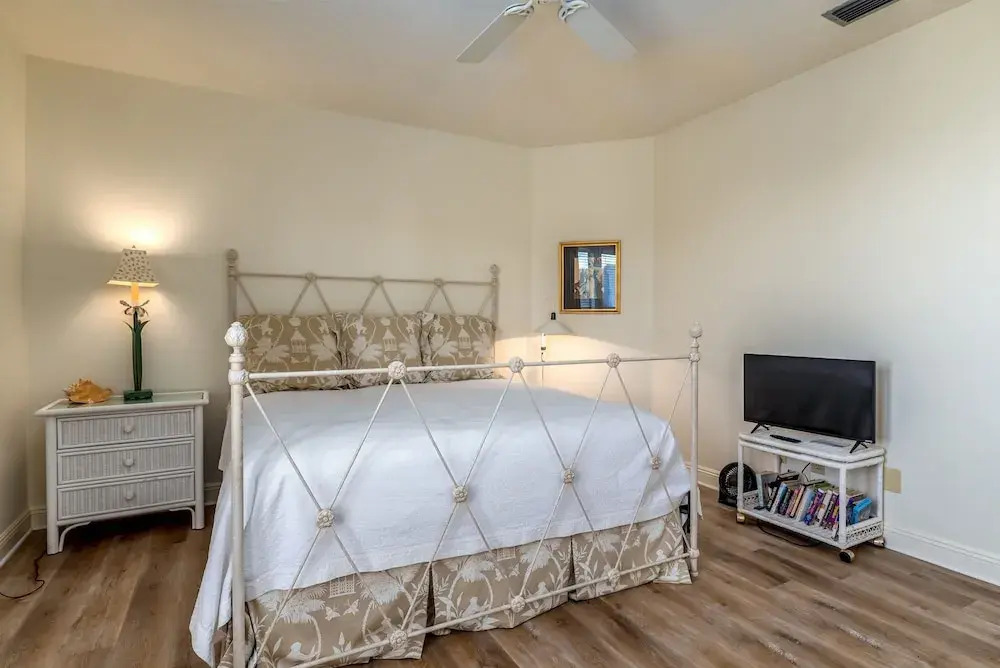 At Ease - 535 Barcelona 3 Bedroom Home by RedAwning
