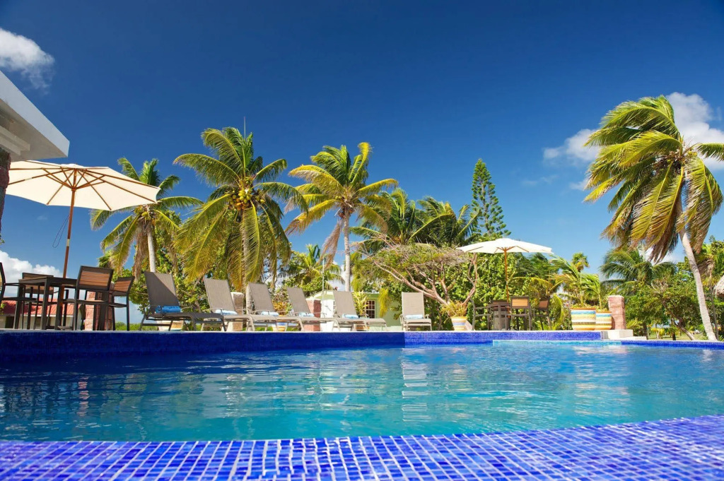 Blackbird Caye Resort