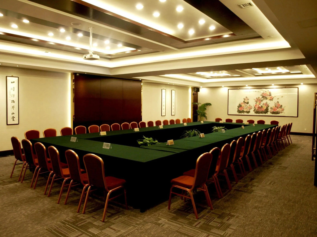 Zhenbao Holiday Hotel