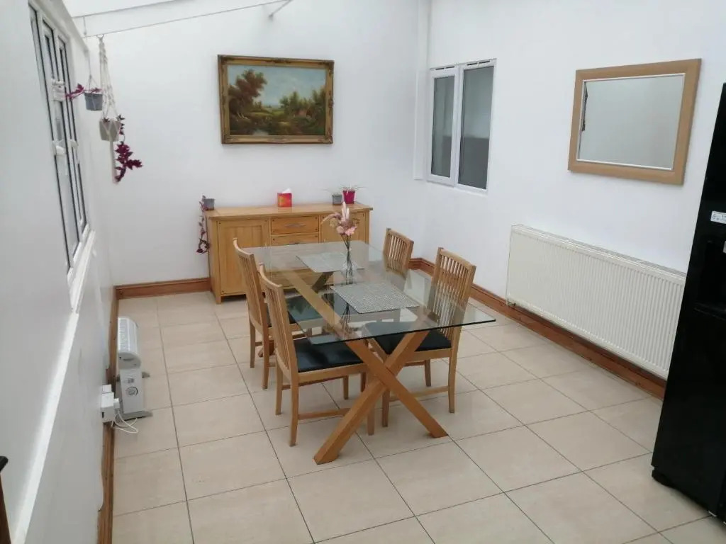 4 Bed House - Sleeps 10 - Pets - Parking - Wifi
