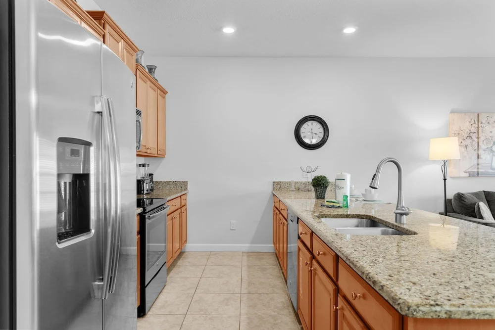 4BR Townhome With Pool at Storey Lake