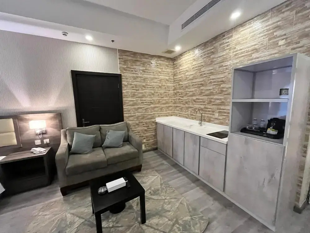Demure -Razin Serviced Apartments