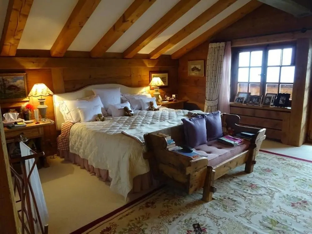Cozy fully serviced Twin Chalets