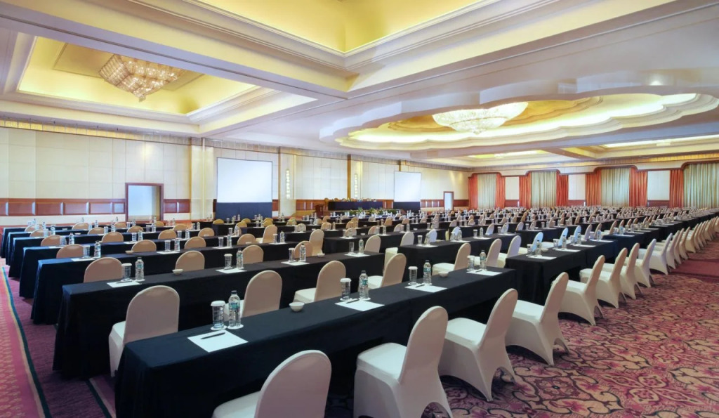 The Ritz-Carlton Jakarta, Mega Kuningan