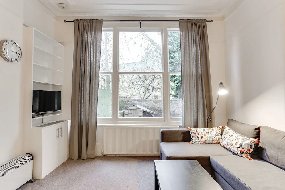 Bright 1BR in Earls' Court W/patio