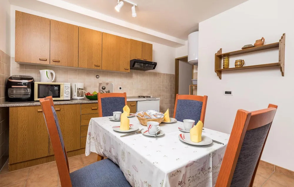 Stunning Apartment in Icici With Wifi and 1 Bedrooms