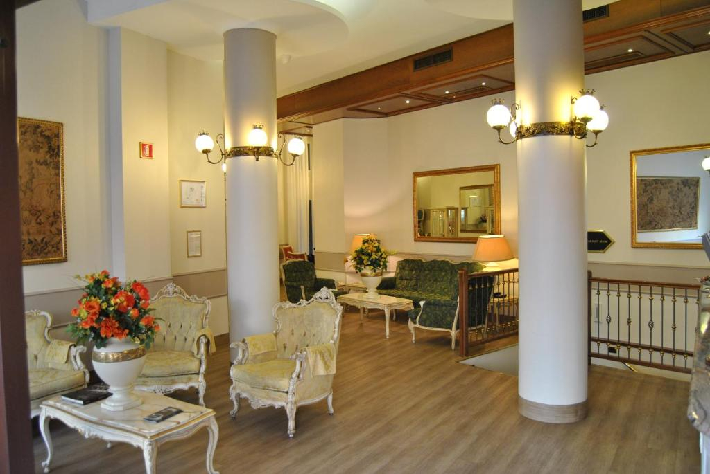 Mokinba Hotels King