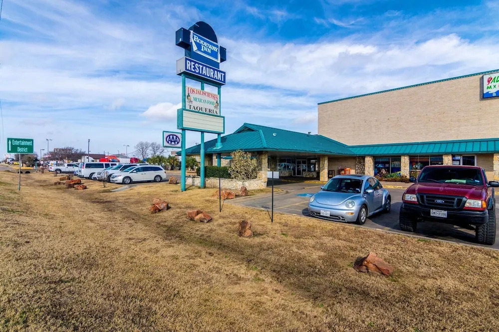Rodeway Inn Arlington Entertainment District Area