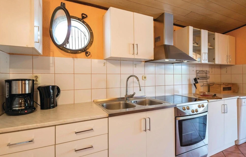 Amazing Home In Liznjan With Kitchen