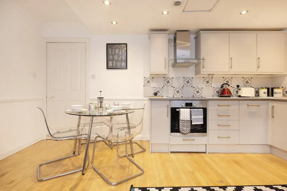 JOIVY Charming 1-Bed Home W/Patio Nearby The Castle