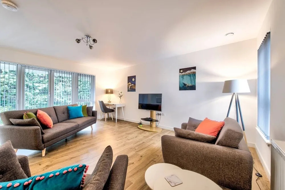 Stylish 2 Bed Apartment, With Easy Access To The City Centre