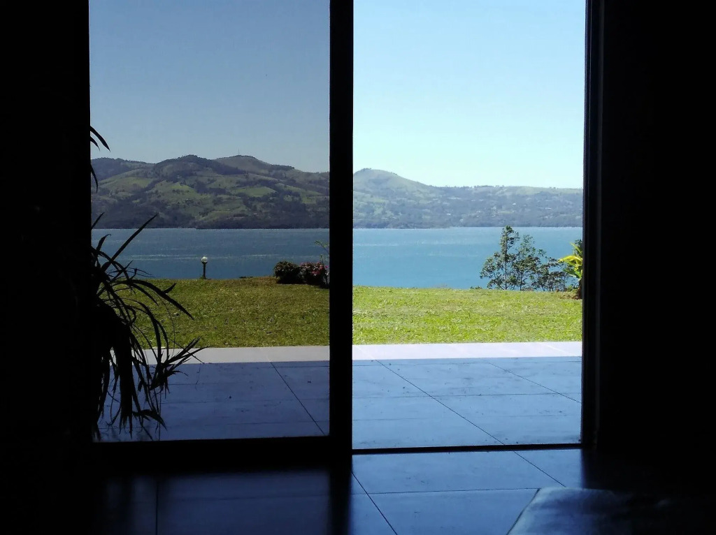Lake Gardens Arenal Villas