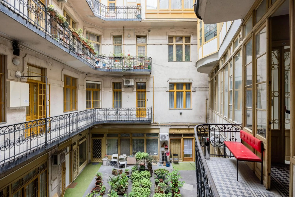 Elisabeth Bridge Home in the Heart of the city with AC