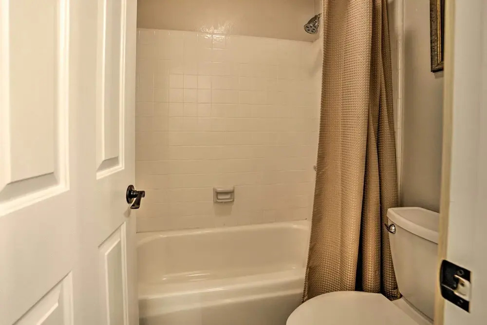 Mammoth Lakes Condo w/ Pool & Spa - Near Shuttle!