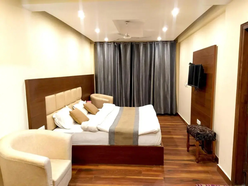 Hotel Samrat - On Mall Road
