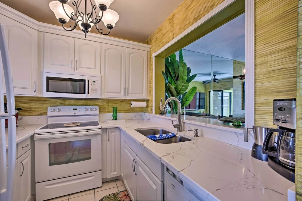 Relaxing Waterfront 2-story Retreat w/ Pool Access