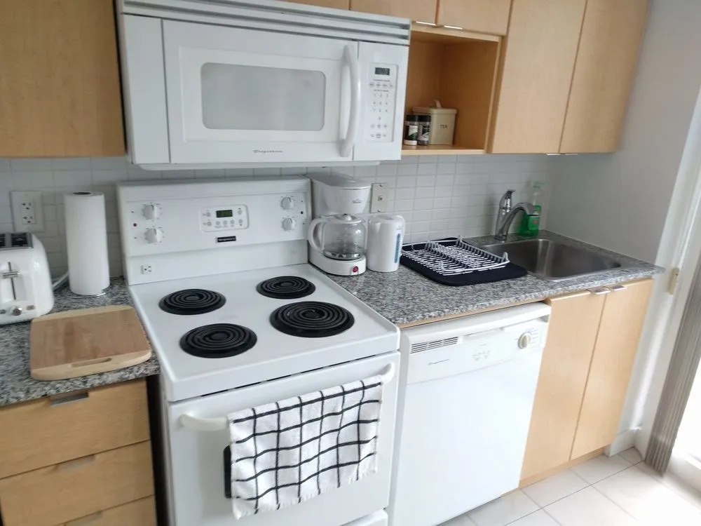 MiCasa Suites - Stylish Condo by CN Tower