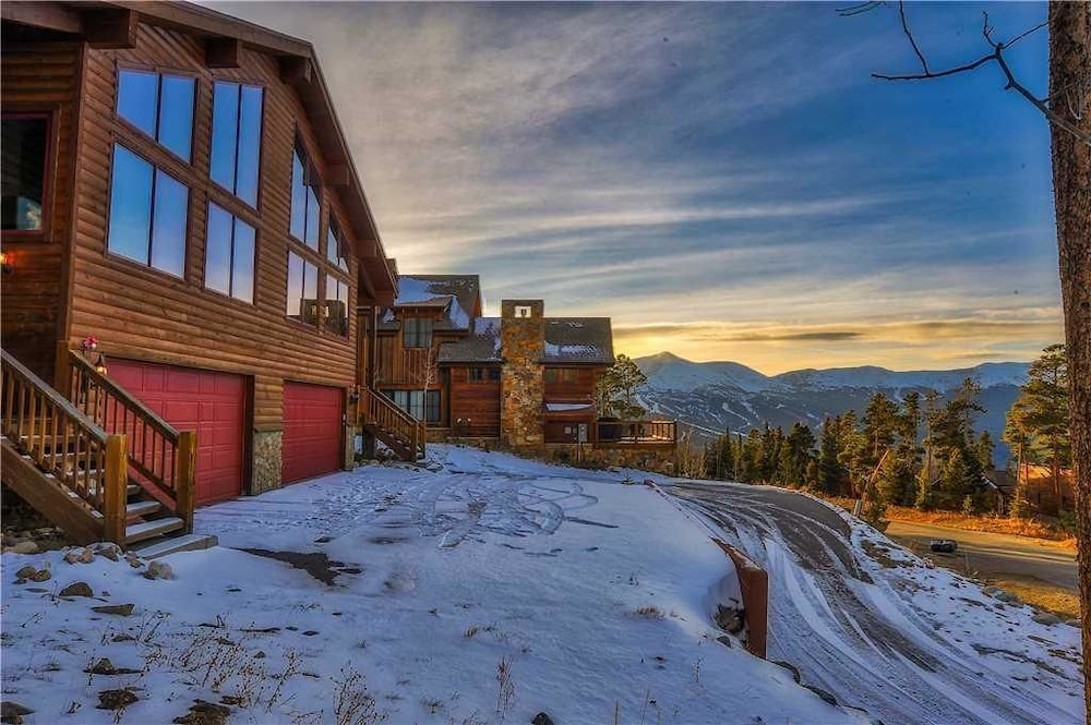 Sundara Place (Private Home with Hot Tub)