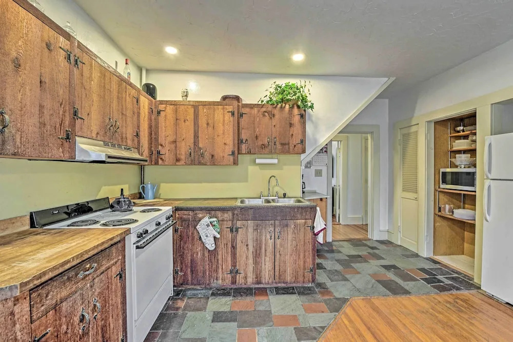 Apt on Vineyard Haven Near Nantucket Sound!