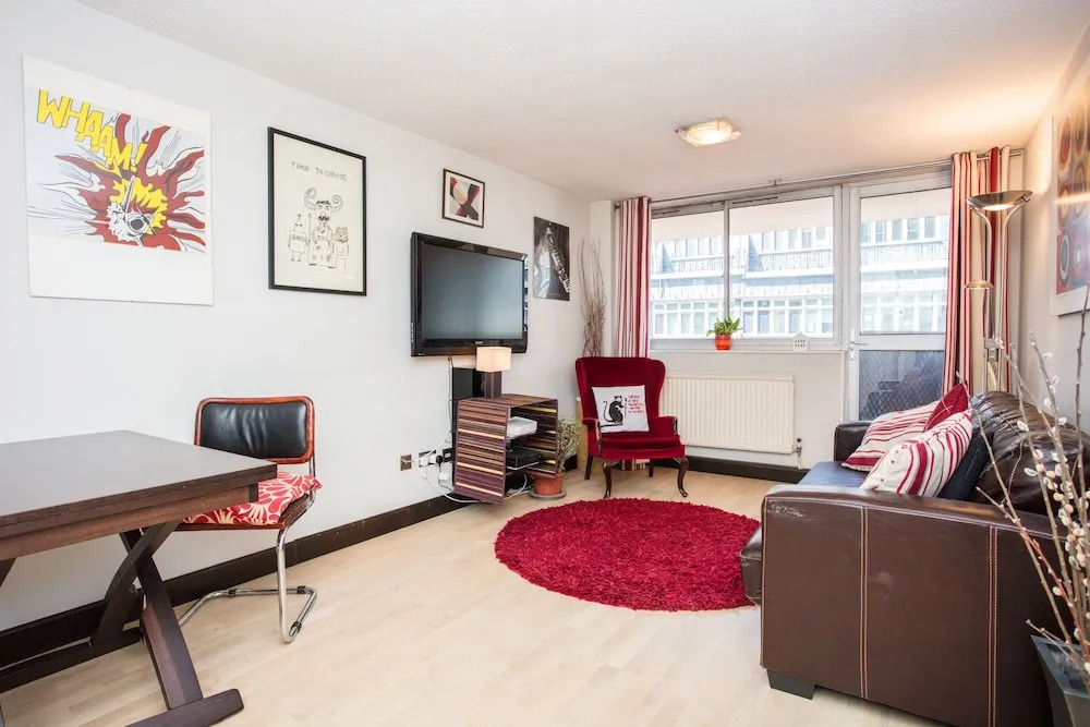 2 Bedroom Central London Apartment With Balcony