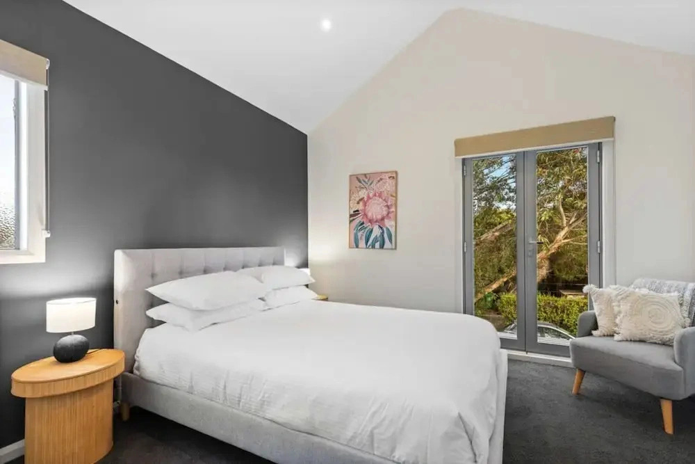 Chic 2-bed Home By Bustling Shops