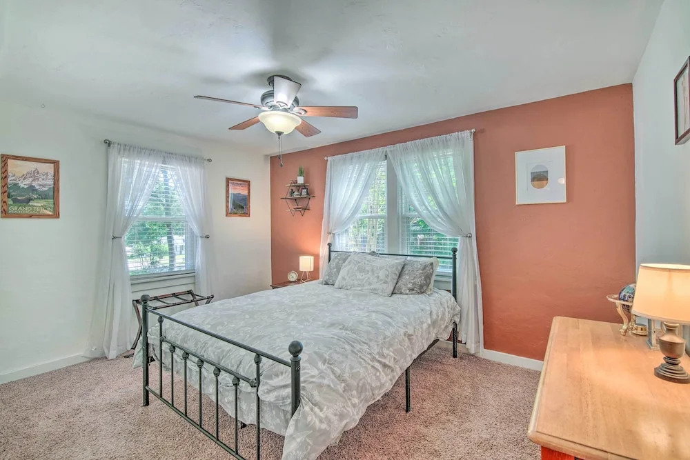 Historic Branson Cottage: 7 Mi to Table Rock Lake!