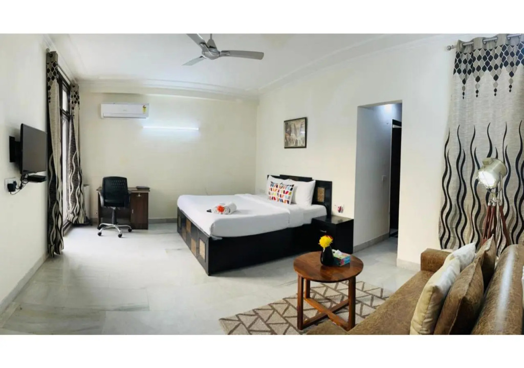 BluO Studio - Defence Colony - BathTub, Balcony
