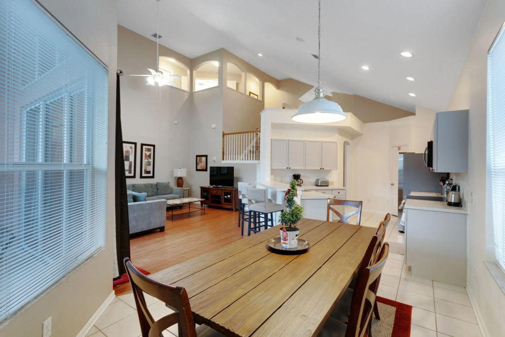 Spectacular 5BR House - South Facing Pool & Spa, Four Corners