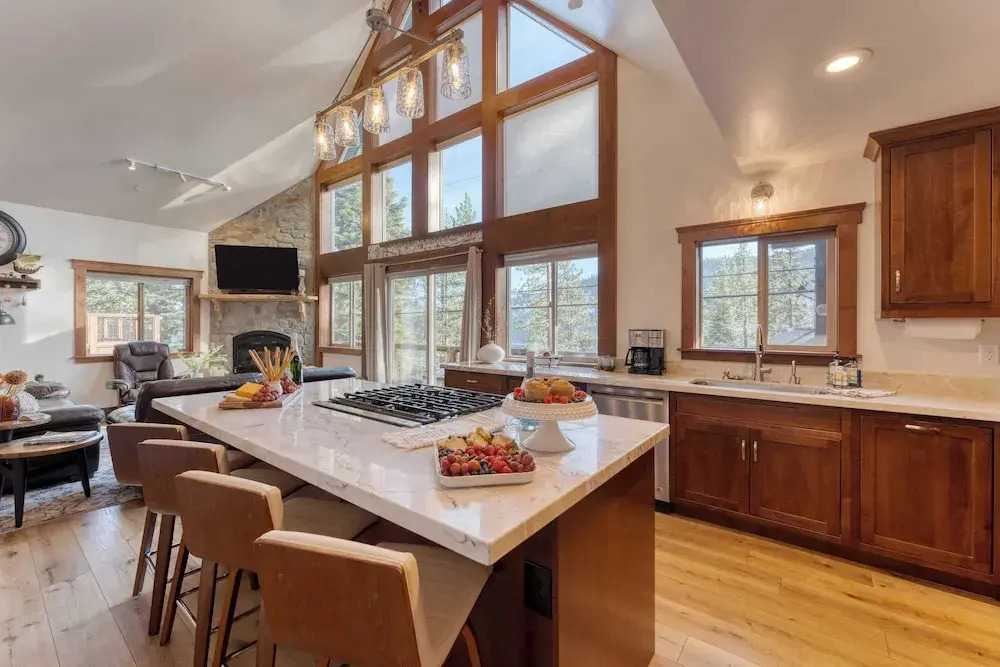 Denton by Avantstay Hot Tub, Deck w/ Fire Pit Near Skiing & Lake!
