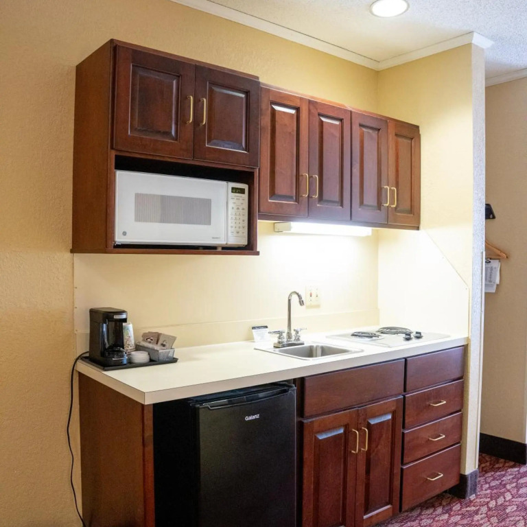 Coshocton Village Inn & Suites