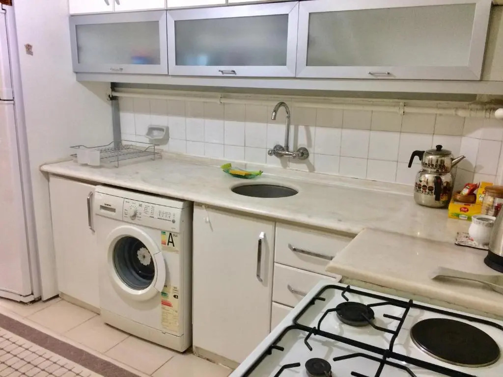 Comfy Flat 2 No Air Condition but has ceiling fans and central Heating