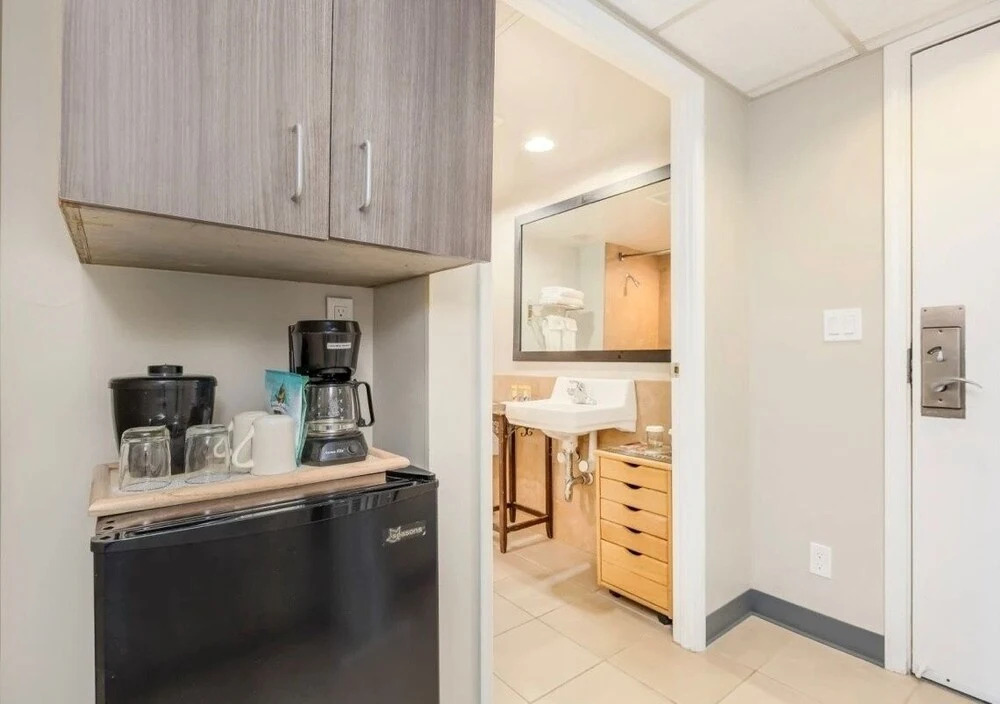 Spacious & Sophisticated Palms Studio Condo by RedAwning, Honolulu