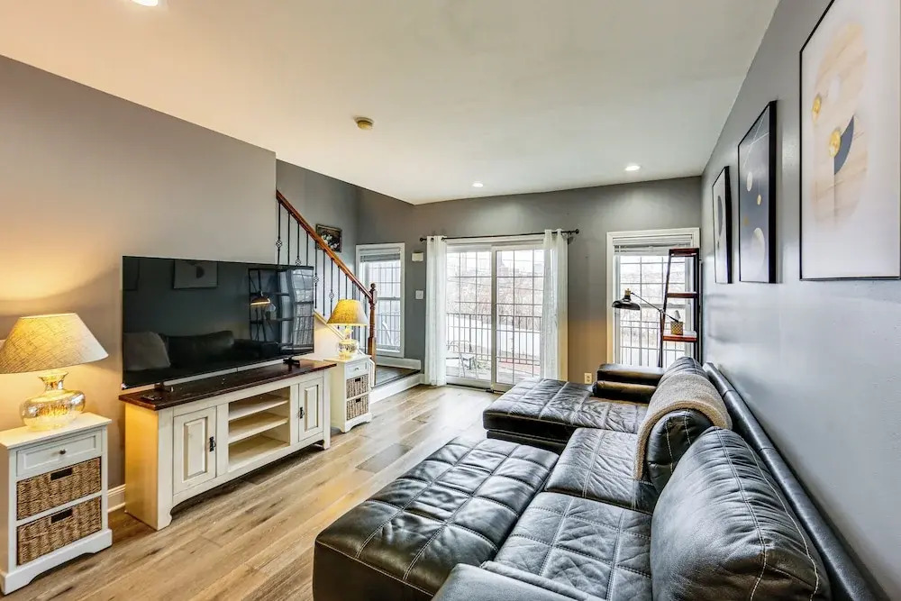 2 Mi to Market Sq! Row House w/ Dedicated Office
