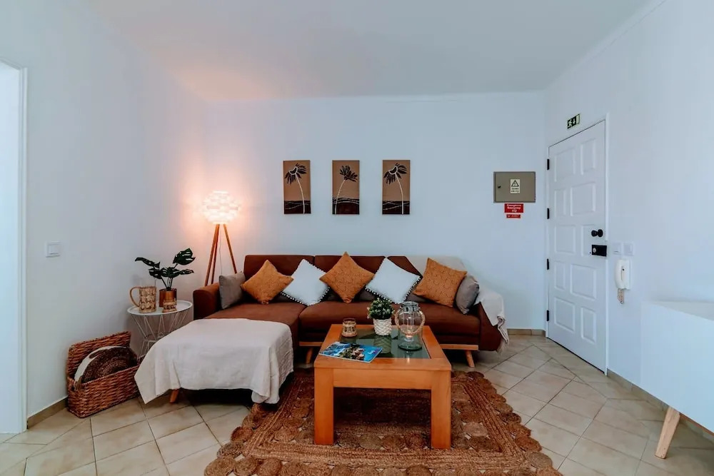 Holiday 1 Bed Apartment With Pool in Albufeira