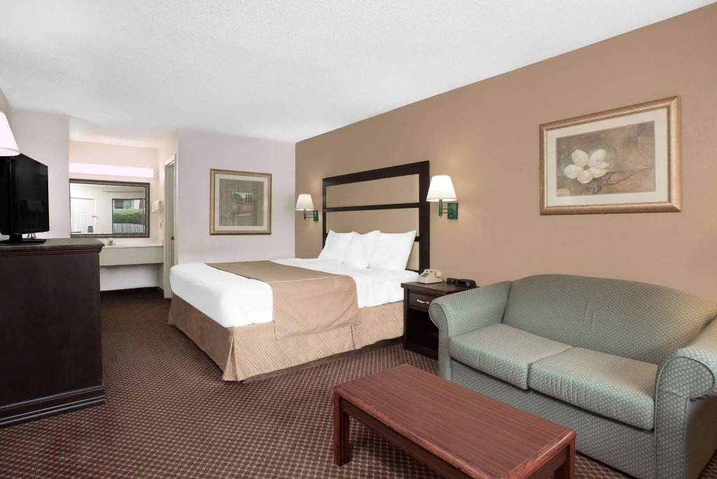 Days Inn by Wyndham Macon I-475