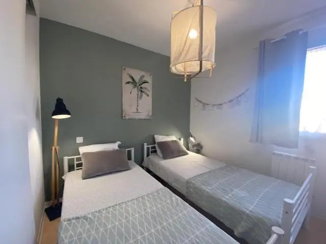 Belle villa 2 chambres terrasse en angle parking privatif dans résidence sécurisée piscine commune 800 m de la mer LRCS151