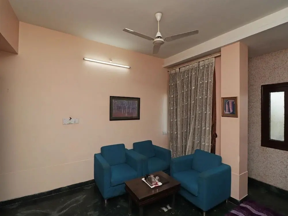 Hotel Girish
