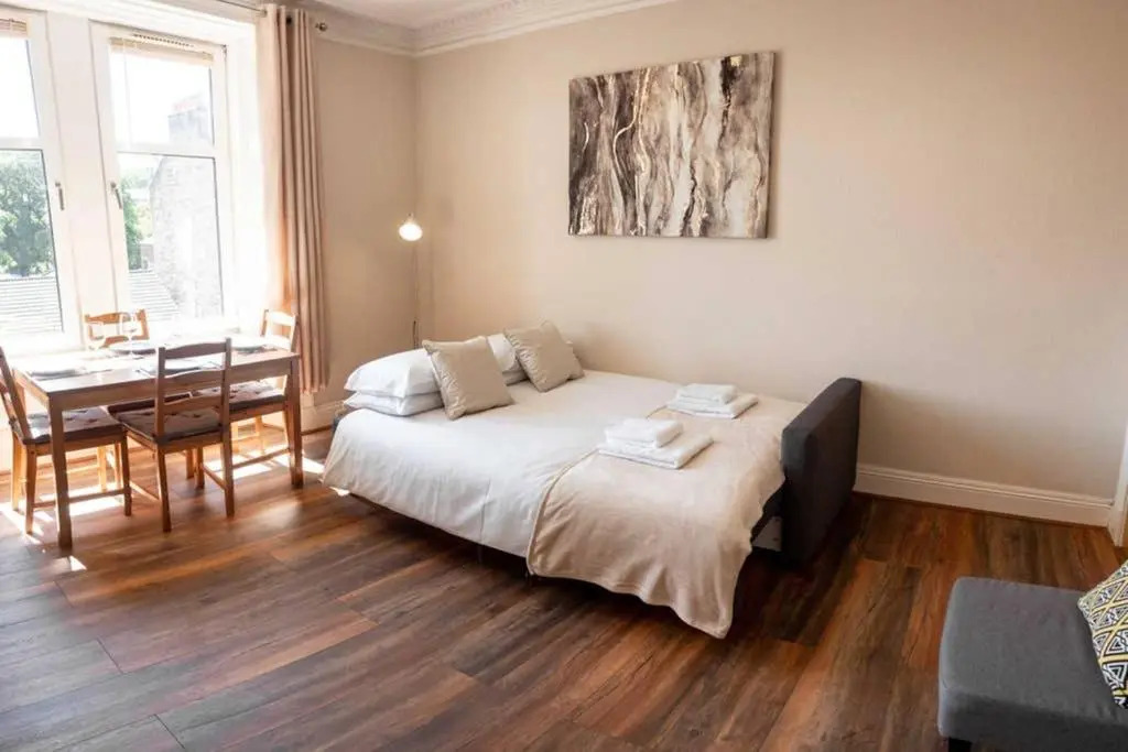 Bright, Spacious West-End Flat, Near University