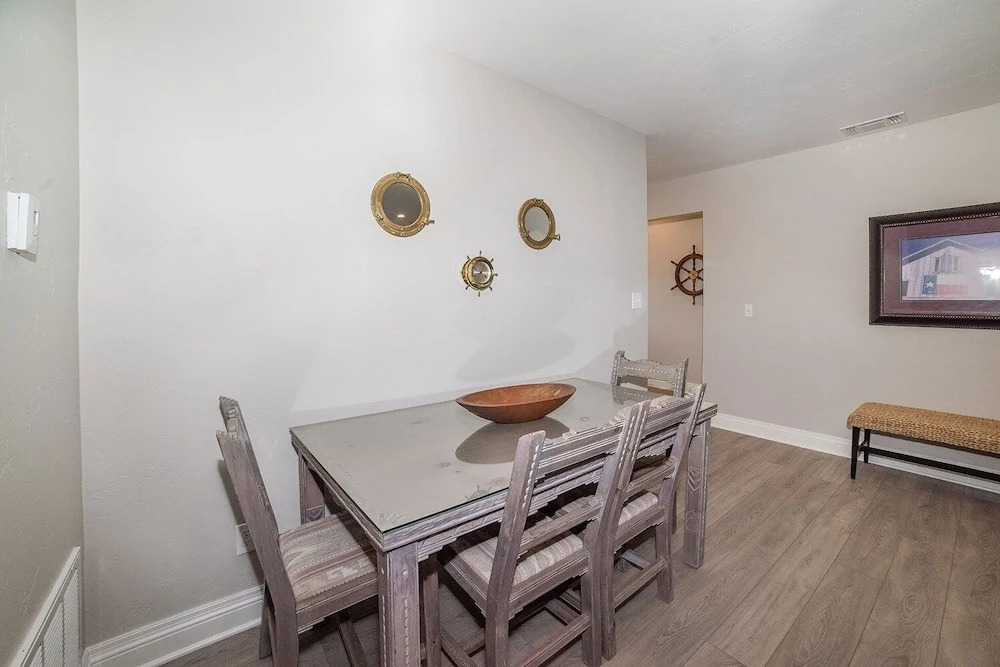 Anchorage Haus 3 Bedroom Home by RedAwning